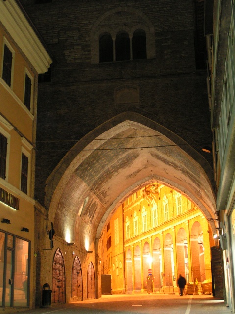 Arco sulla piazza del Comune