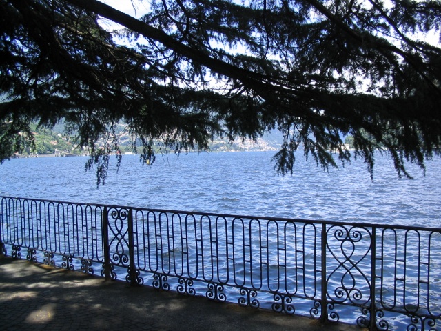 Il lago dalla passeggiata da Villa Erba