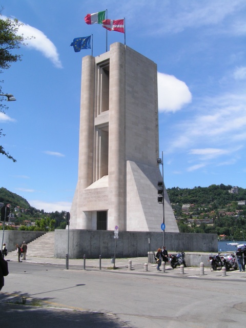 Monumento ai caduti della prima guerra mondiale, opera di Giuseppe Terragni, realizzata nel 1931-1933