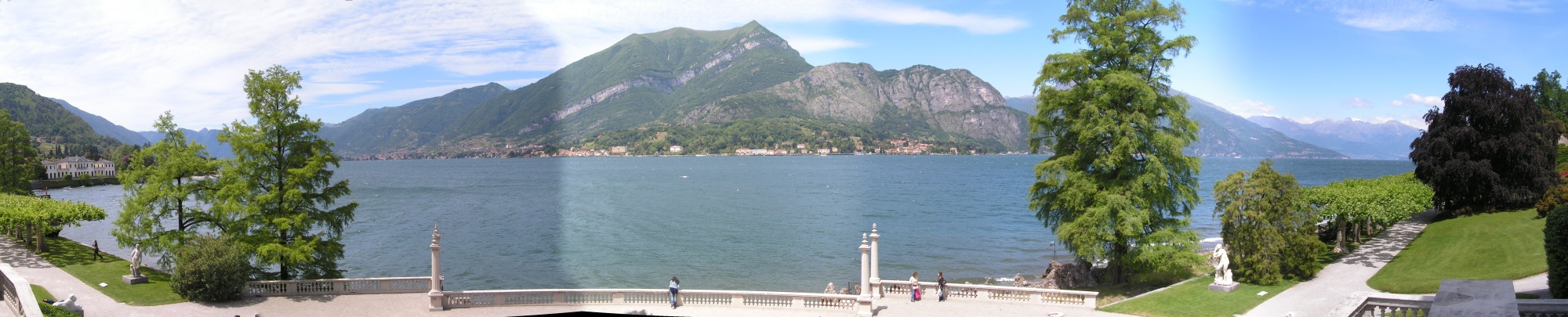 Panorama del lago da villa Melzi a Bellagio