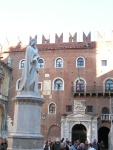 Monumento a Dante in Piazza dei Signori