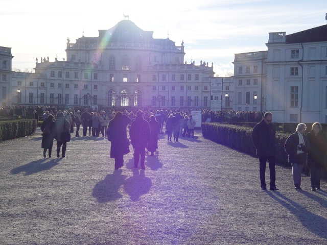 Vista della palazzina di caccia e della folla in coda per la mostra