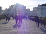 Vista della palazzina di caccia e della folla in coda per la mostra