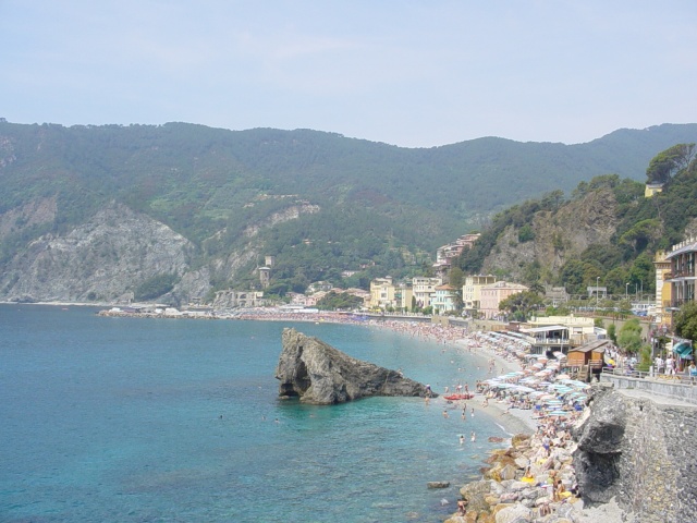 Monterosso: mare con scoglio