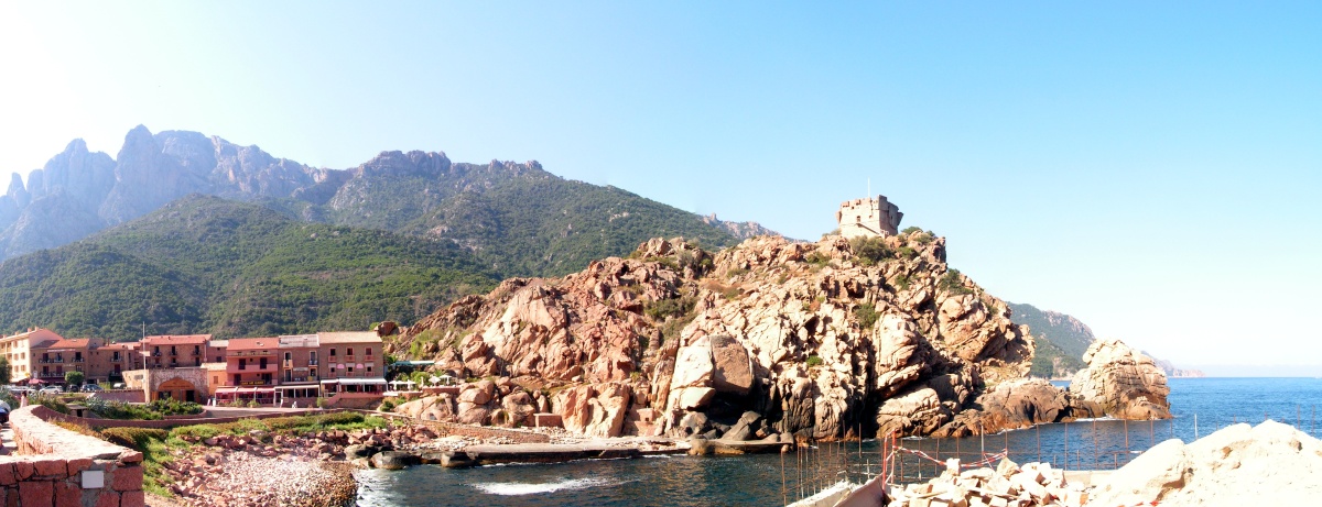 Panorama su cui svetta la torre Genovese di Portu
