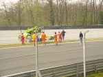Formula Junior: recupero di un'auto uscita nella curva parabolica al termine della gara