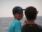 Bambini che osservano i pescatori
