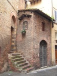 Angolo di piazza dei Tolomei e via Cecco Angiolieri