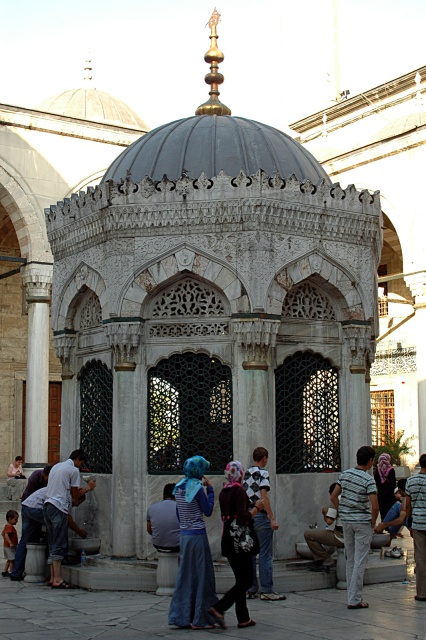 L'antica fontana rituale, per le abluzioni precedenti la preghiera, nel cortile della Yeni cami