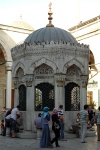 L'antica fontana rituale, per le abluzioni precedenti la preghiera, nel cortile della Yeni cami
